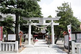 写真: 草加神社の鳥居・社殿