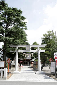 写真: 草加神社の鳥居