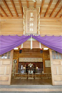 写真: 草加神社の拝殿内