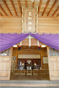 写真: 草加神社の拝殿